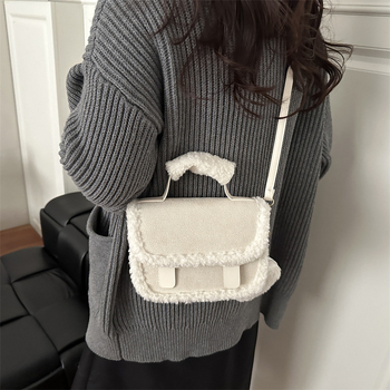 Krosbody torbica od platna, vodoravno kvadratnog oblika, magnetska kopča, podstava od poliestera, unutarnji džep sa zatvaračem