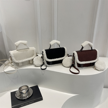 Krosbody torbica od platna, vodoravno kvadratnog oblika, magnetska kopča, podstava od poliestera, unutarnji džep sa zatvaračem