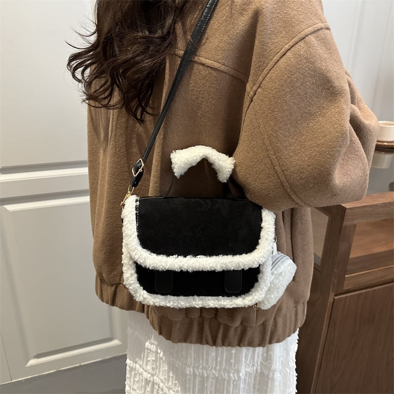 Krosbody torbica od platna, vodoravno kvadratnog oblika, magnetska kopča, podstava od poliestera, unutarnji džep sa zatvaračem