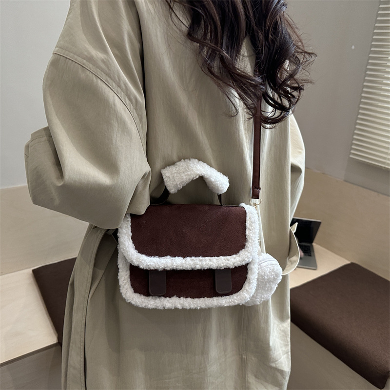 Krosbody torbica od platna, vodoravno kvadratnog oblika, magnetska kopča, podstava od poliestera, unutarnji džep sa zatvaračem