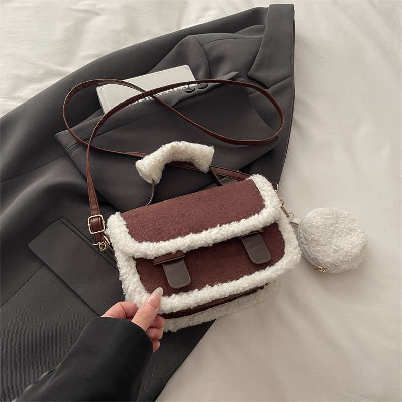 Krosbody torbica od platna, vodoravno kvadratnog oblika, magnetska kopča, podstava od poliestera, unutarnji džep sa zatvaračem