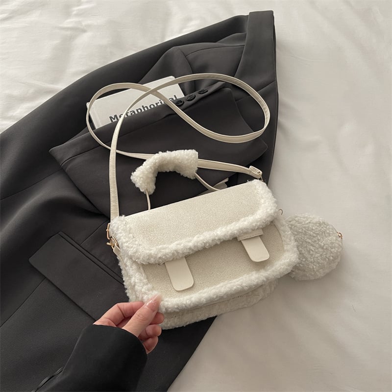 Krosbody torbica od platna, vodoravno kvadratnog oblika, magnetska kopča, podstava od poliestera, unutarnji džep sa zatvaračem