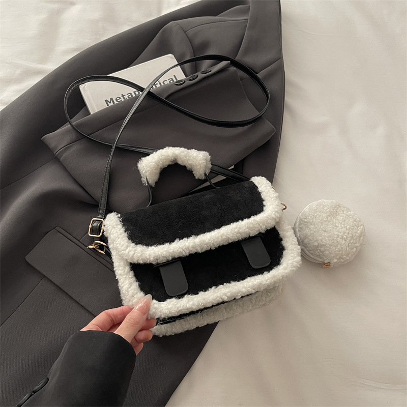 Krosbody torbica od platna, vodoravno kvadratnog oblika, magnetska kopča, podstava od poliestera, unutarnji džep sa zatvaračem