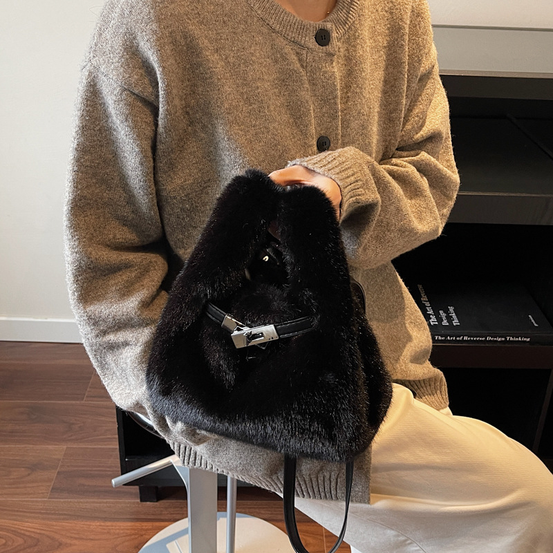 Benlan pliš torba tipa kofa, magnetski zatvarač, unutarnja džep s patentnim zatvaračem i džep za telefon, poliester podstava