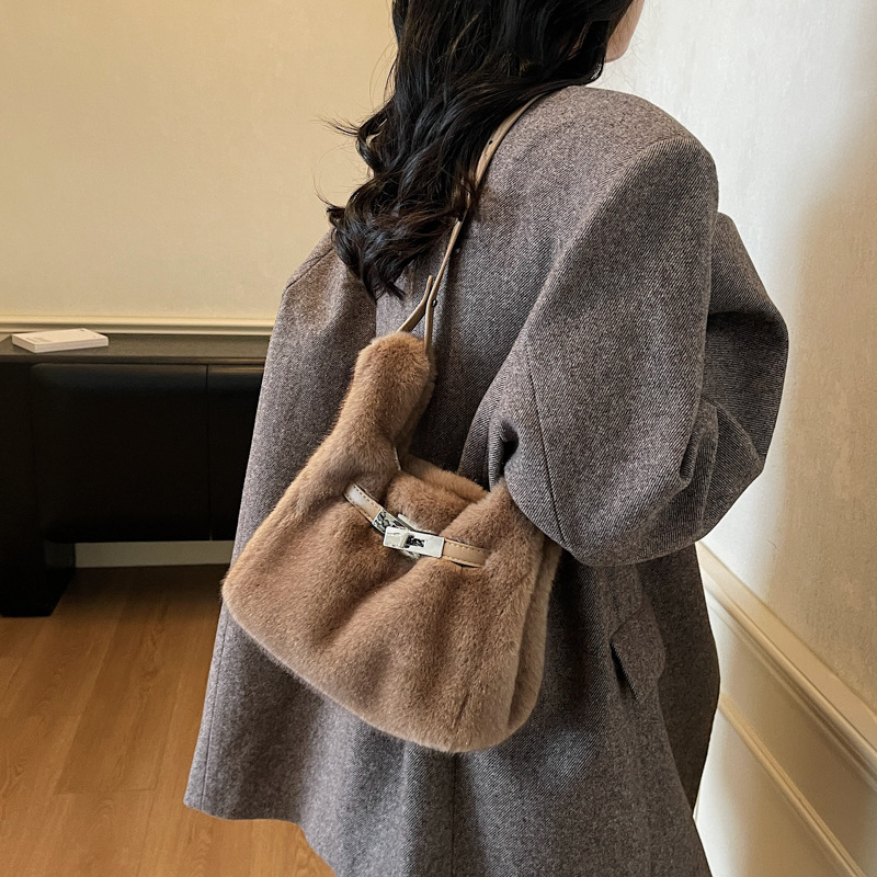 Benlan pliš torba tipa kofa, magnetski zatvarač, unutarnja džep s patentnim zatvaračem i džep za telefon, poliester podstava