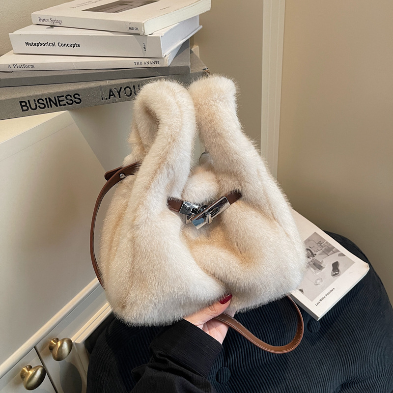 Benlan pliš torba tipa kofa, magnetski zatvarač, unutarnja džep s patentnim zatvaračem i džep za telefon, poliester podstava