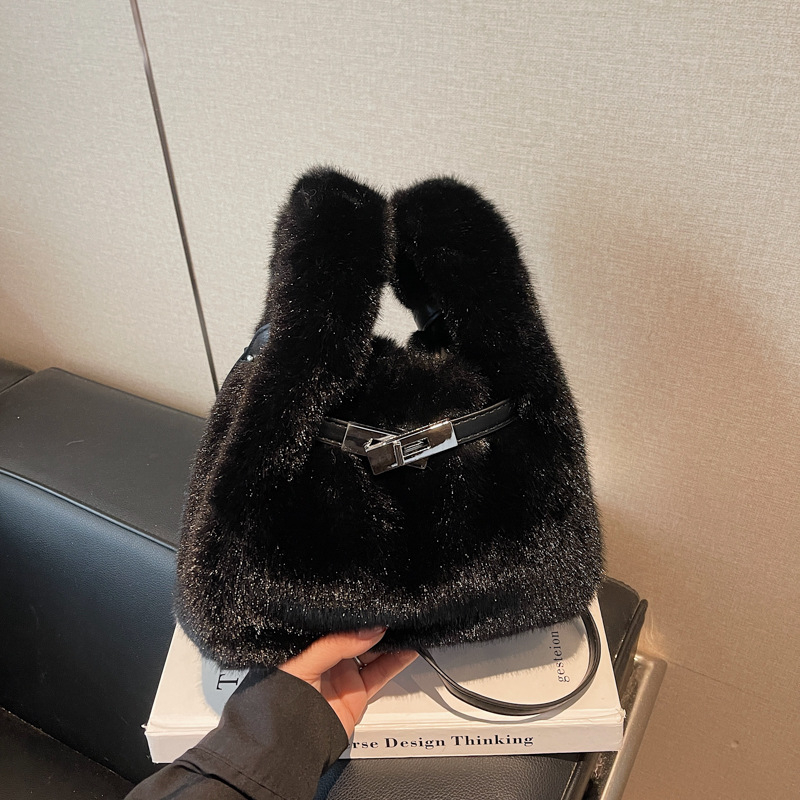 Benlan pliš torba tipa kofa, magnetski zatvarač, unutarnja džep s patentnim zatvaračem i džep za telefon, poliester podstava