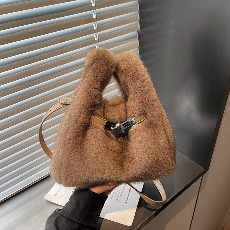 Benlan pliš torba tipa kofa, magnetski zatvarač, unutarnja džep s patentnim zatvaračem i džep za telefon, poliester podstava