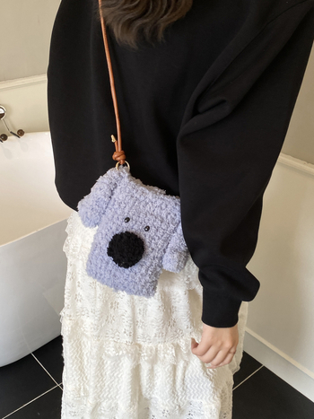 Geantă crossbody din pluș cu pui drăguț de câine, moale, fără căptușeală, buzunar intern pentru telefon, pentru relaxare