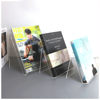 KP-SH033 Akril Könyv Display Állvány az Asztalhoz, Anyag: Műanyag, Kétoldalas felület védőfóliával, Átlátszó a fólia eltávolítása után