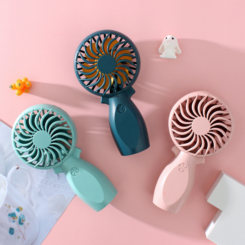USB punjački ručni ventilator s 5 plastičnih lopatica, ugrađena baterija 300–500 mAh, buka 36–45 dB, četkasti motor