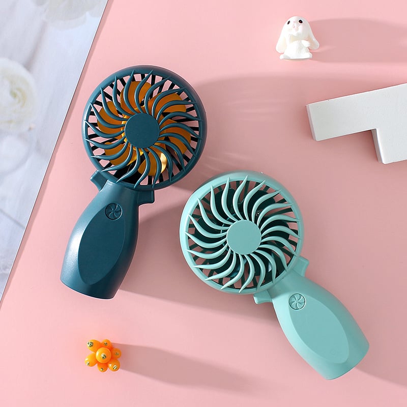 USB punjački ručni ventilator s 5 plastičnih lopatica, ugrađena baterija 300–500 mAh, buka 36–45 dB, četkasti motor