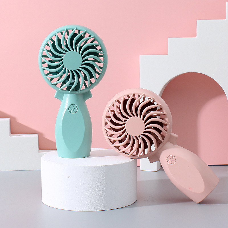 USB punjački ručni ventilator s 5 plastičnih lopatica, ugrađena baterija 300–500 mAh, buka 36–45 dB, četkasti motor