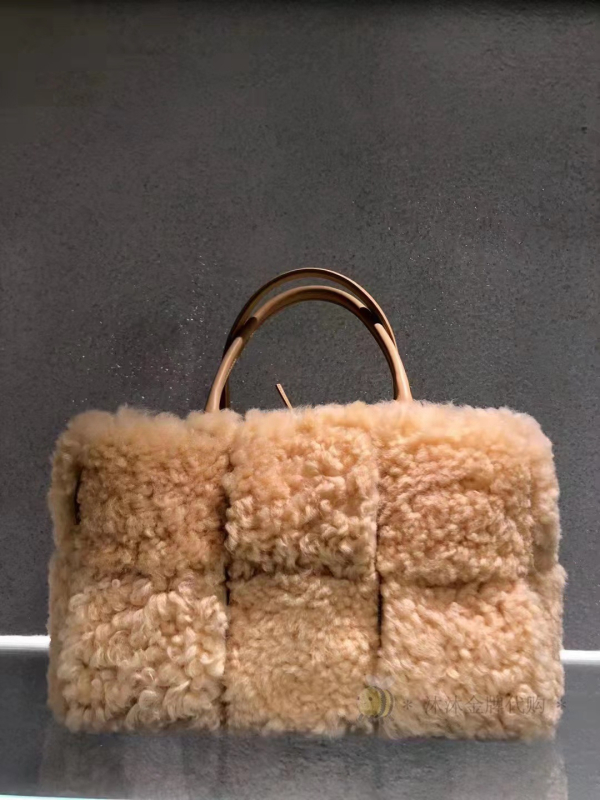 Plüss szövött tote táska csomózárással — függőleges négyzetes forma, ID zseb, műbőr bélés, dupla vállpántok