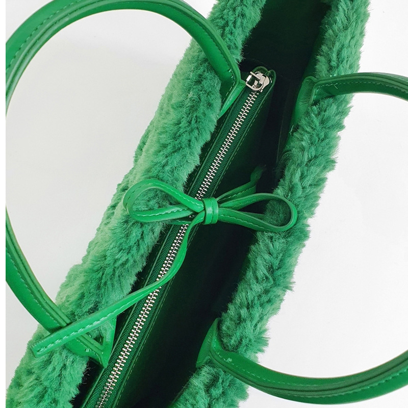 Plüss szövött tote táska csomózárással — függőleges négyzetes forma, ID zseb, műbőr bélés, dupla vállpántok