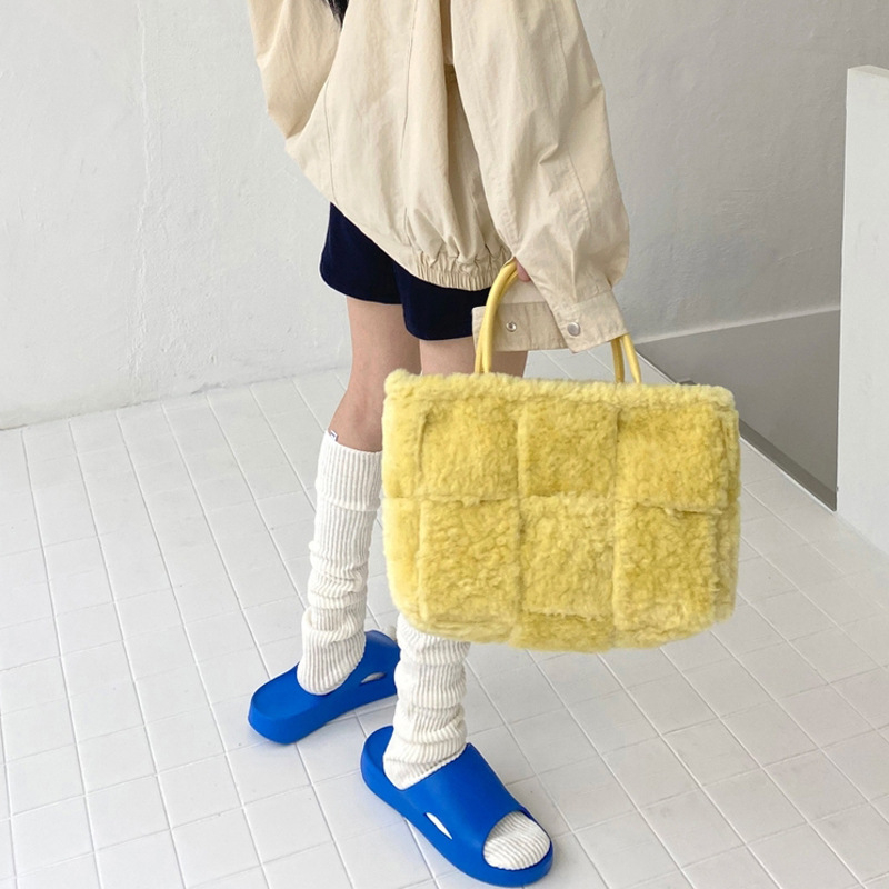 Plüss szövött tote táska csomózárással — függőleges négyzetes forma, ID zseb, műbőr bélés, dupla vállpántok