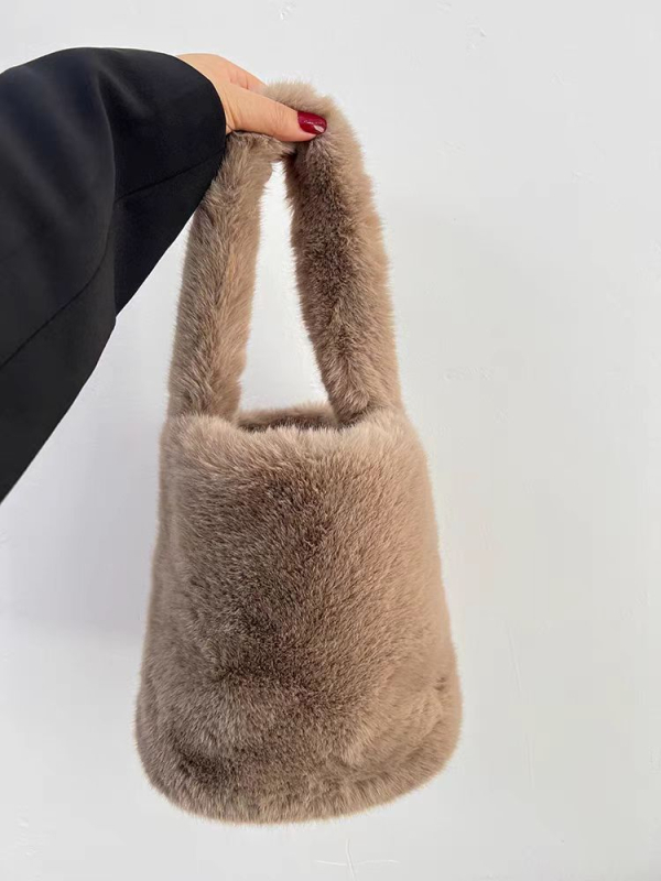 Plüss bucket táska, műbőr bélés, négyszögletes forma, mágneses zár, egyoldalas vállpánt