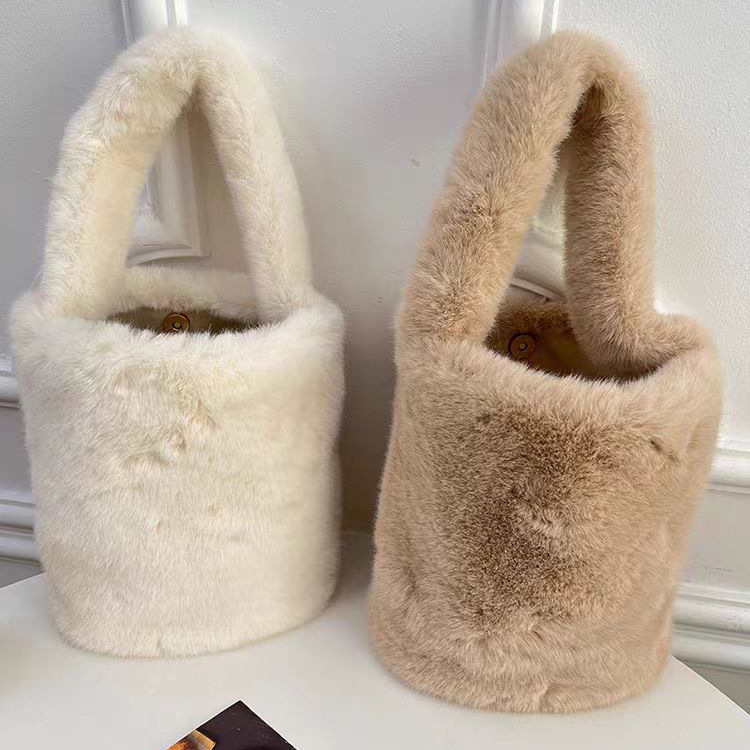 Plüss bucket táska, műbőr bélés, négyszögletes forma, mágneses zár, egyoldalas vállpánt