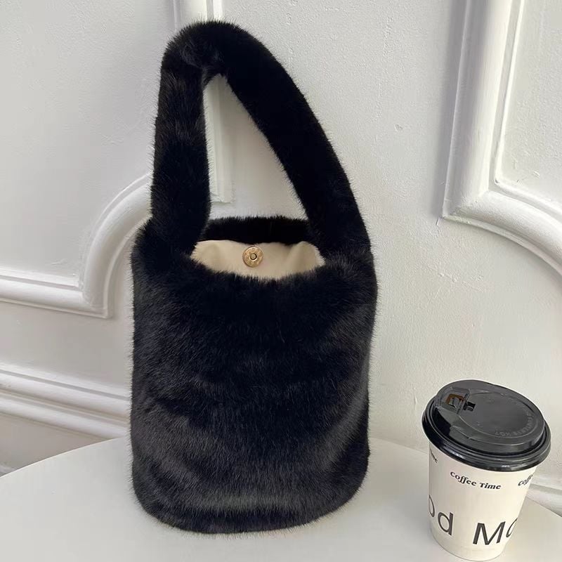 Plüss bucket táska, műbőr bélés, négyszögletes forma, mágneses zár, egyoldalas vállpánt