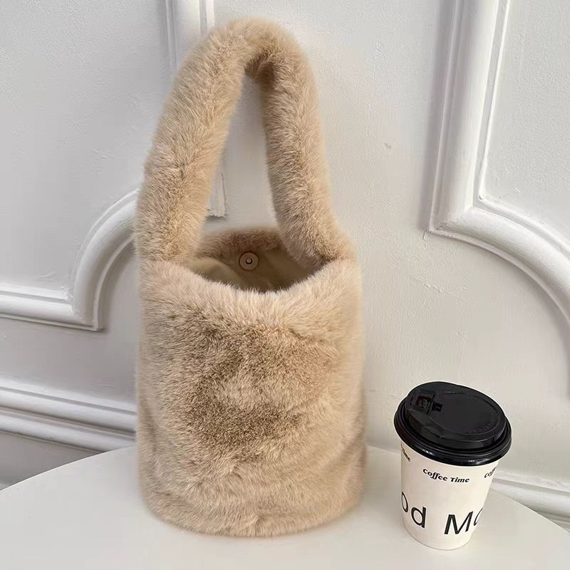 Plüss bucket táska, műbőr bélés, négyszögletes forma, mágneses zár, egyoldalas vállpánt