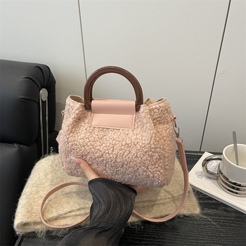 Crossbody táska plüss anyagból, vízszintes négyzet alakú, poliészter bélés, cipzáras zárás, városi egyszerű stílus, őszi 2025 kiadás.