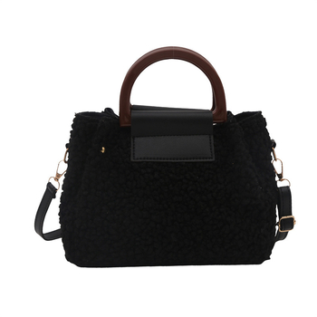 Crossbody táska plüss anyagból, vízszintes négyzet alakú, poliészter bélés, cipzáras zárás, városi egyszerű stílus, őszi 2025 kiadás.