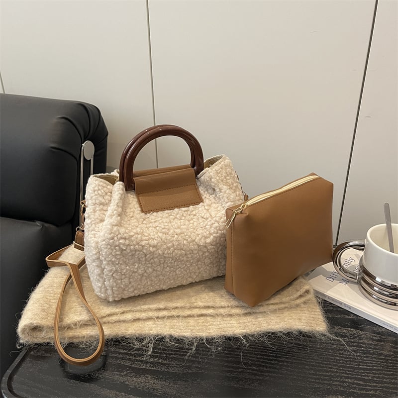 Crossbody táska plüss anyagból, vízszintes négyzet alakú, poliészter bélés, cipzáras zárás, városi egyszerű stílus, őszi 2025 kiadás.