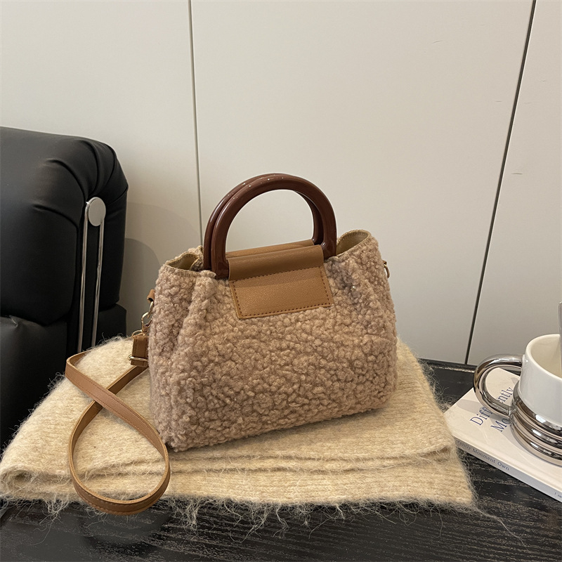 Crossbody táska plüss anyagból, vízszintes négyzet alakú, poliészter bélés, cipzáras zárás, városi egyszerű stílus, őszi 2025 kiadás.