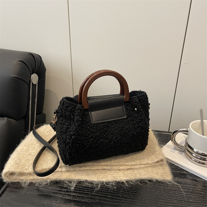 Crossbody táska plüss anyagból, vízszintes négyzet alakú, poliészter bélés, cipzáras zárás, városi egyszerű stílus, őszi 2025 kiadás.