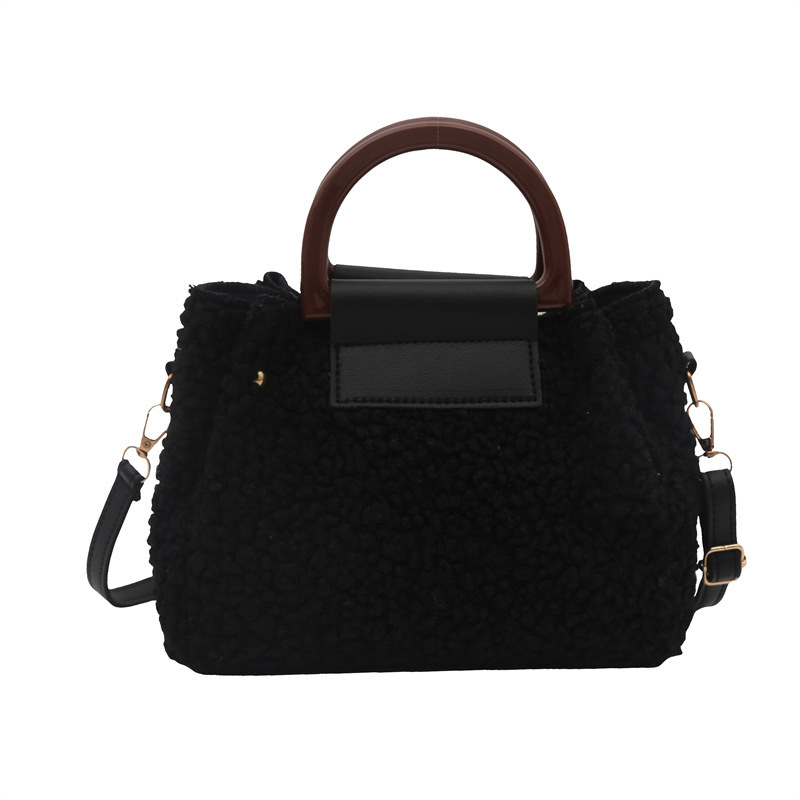 Crossbody táska plüss anyagból, vízszintes négyzet alakú, poliészter bélés, cipzáras zárás, városi egyszerű stílus, őszi 2025 kiadás.