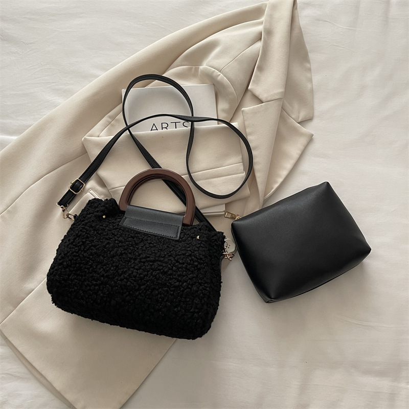 Crossbody táska plüss anyagból, vízszintes négyzet alakú, poliészter bélés, cipzáras zárás, városi egyszerű stílus, őszi 2025 kiadás.