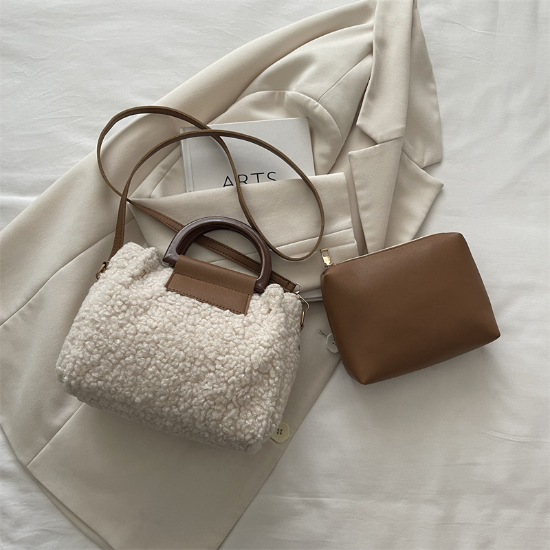 Crossbody táska plüss anyagból, vízszintes négyzet alakú, poliészter bélés, cipzáras zárás, városi egyszerű stílus, őszi 2025 kiadás.