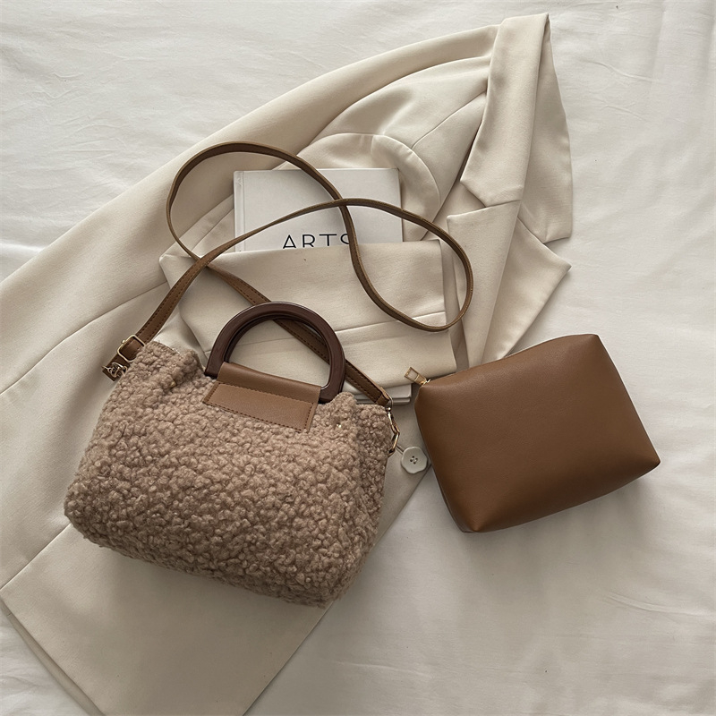 Crossbody táska plüss anyagból, vízszintes négyzet alakú, poliészter bélés, cipzáras zárás, városi egyszerű stílus, őszi 2025 kiadás.