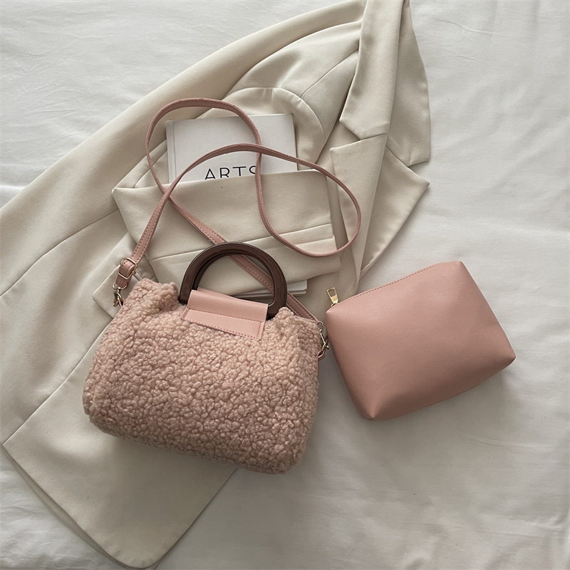 Crossbody táska plüss anyagból, vízszintes négyzet alakú, poliészter bélés, cipzáras zárás, városi egyszerű stílus, őszi 2025 kiadás.