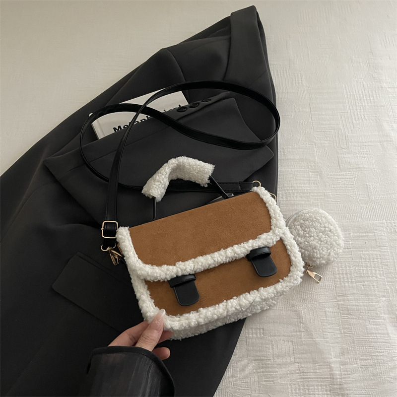 Ženska PU torba, horizontalno kvadratni oblik, jedna naramenica, zatvaranje poklopcem, sintetička podstava, urbani minimalistički stil