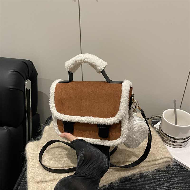 Ženska PU torba, horizontalno kvadratni oblik, jedna naramenica, zatvaranje poklopcem, sintetička podstava, urbani minimalistički stil