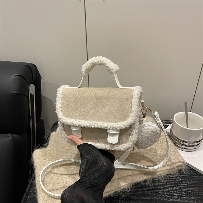 Ženska PU torba, horizontalno kvadratni oblik, jedna naramenica, zatvaranje poklopcem, sintetička podstava, urbani minimalistički stil