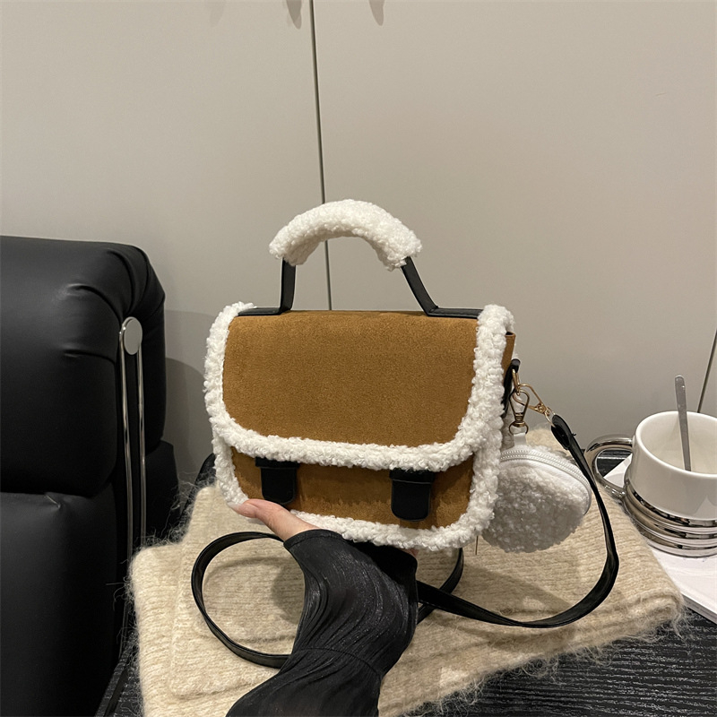 Ženska PU torba, horizontalno kvadratni oblik, jedna naramenica, zatvaranje poklopcem, sintetička podstava, urbani minimalistički stil