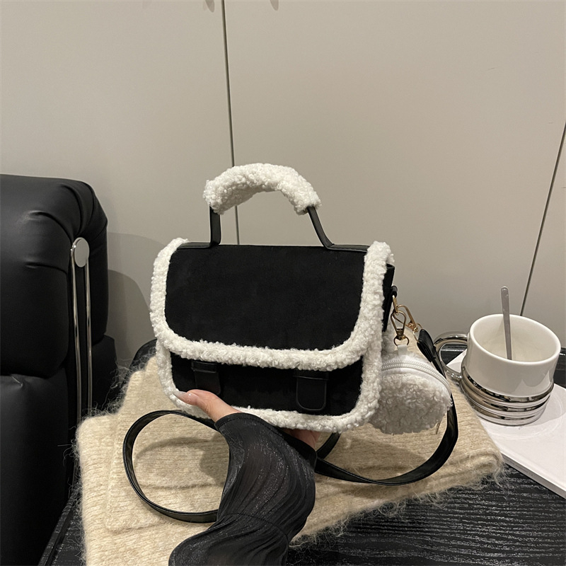 Ženska PU torba, horizontalno kvadratni oblik, jedna naramenica, zatvaranje poklopcem, sintetička podstava, urbani minimalistički stil