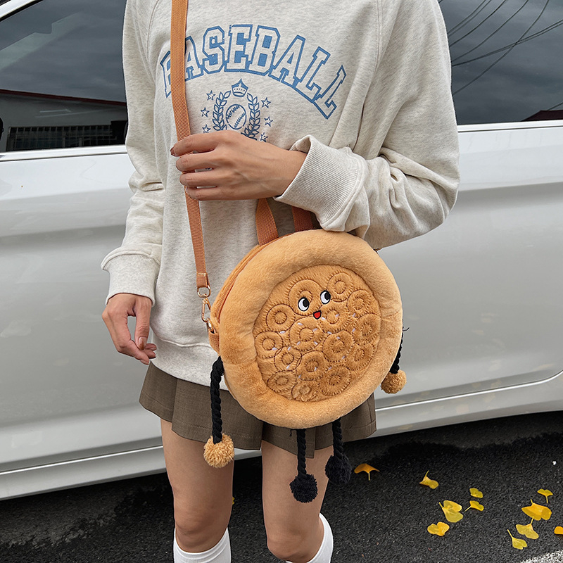 KS plüss naan táska — kör alakú keresztpántos táska cipzárral, belső cipzáras zseb, poliészter bélés