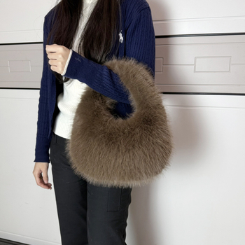 Plüss női válltáska, nagy kapacitású, városi minimalist stílus, vízszintes négyszög alakú forma, cipzáras zárás, belső zsebek telefonra és dokumentumokra, 2025 tél