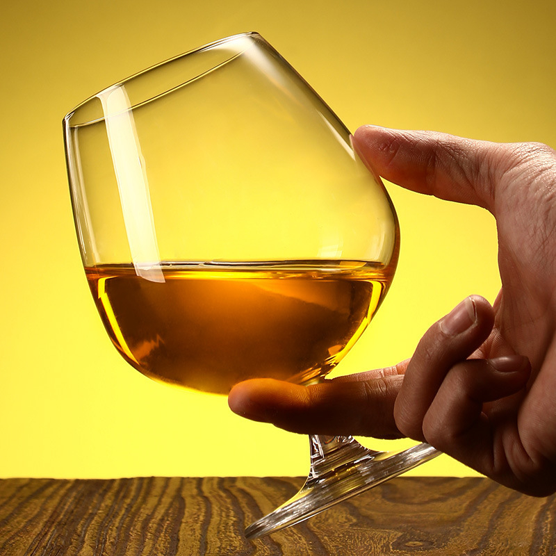 Staklena čaša za vino, kapacitet 101-200 ml, jednostavan stil