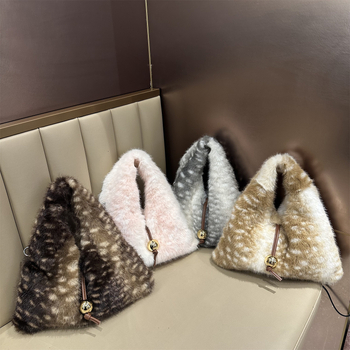 Koreai stílusú szőrme táska szarvas mintával, utcai stílus, háromszög alak, nyitott nyílás, 2025 ősz