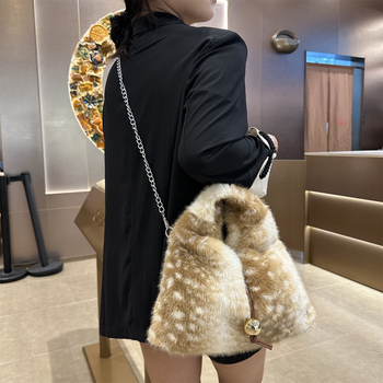 Koreai stílusú szőrme táska szarvas mintával, utcai stílus, háromszög alak, nyitott nyílás, 2025 ősz