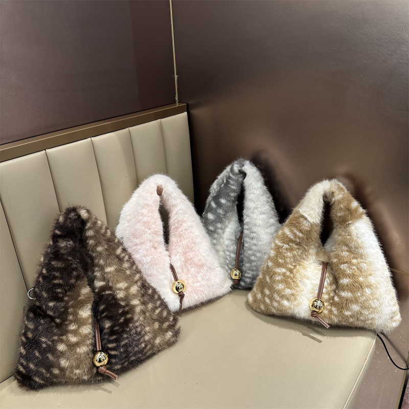 Koreai stílusú szőrme táska szarvas mintával, utcai stílus, háromszög alak, nyitott nyílás, 2025 ősz