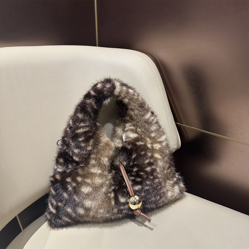 Koreai stílusú szőrme táska szarvas mintával, utcai stílus, háromszög alak, nyitott nyílás, 2025 ősz