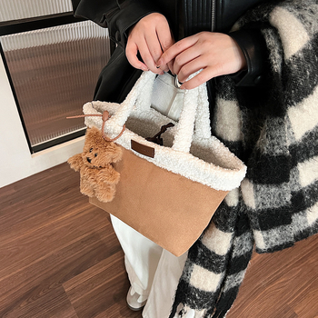 Velúr bőrű mini négyzet alakú satchel táska húzózáras záródás, PU bélés, horizontális négyszögletes forma, téli kollekció 2025