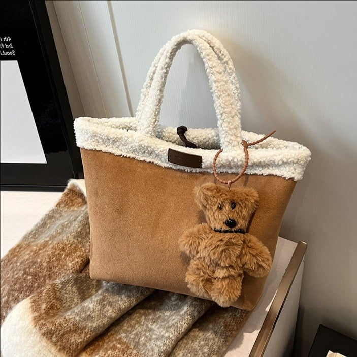 Velúr bőrű mini négyzet alakú satchel táska húzózáras záródás, PU bélés, horizontális négyszögletes forma, téli kollekció 2025