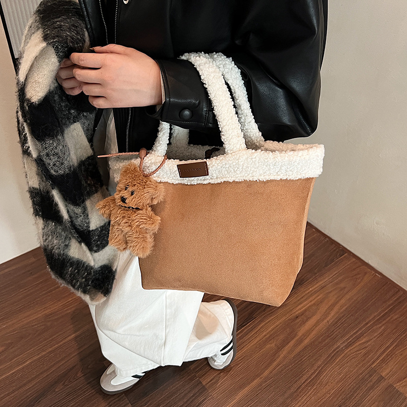 Velúr bőrű mini négyzet alakú satchel táska húzózáras záródás, PU bélés, horizontális négyszögletes forma, téli kollekció 2025