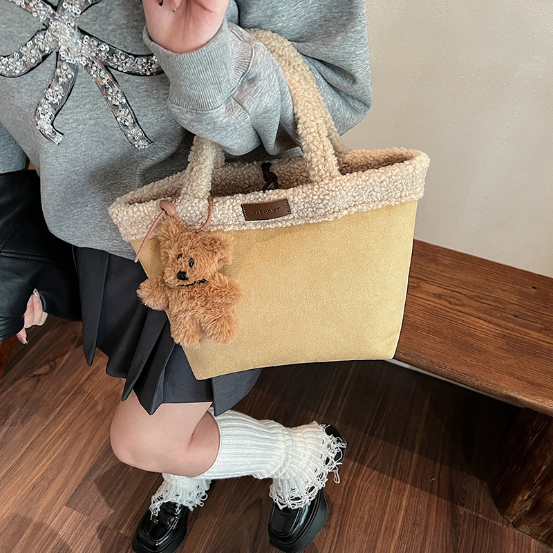 Velúr bőrű mini négyzet alakú satchel táska húzózáras záródás, PU bélés, horizontális négyszögletes forma, téli kollekció 2025